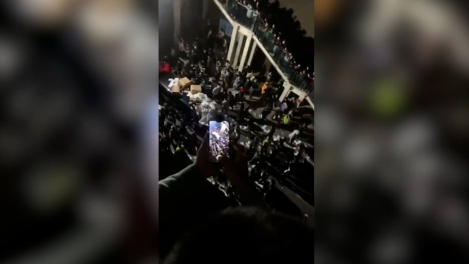 "نهر من الدماء".. موظف في أكبر مصنع للآيفون في الصين يصف الاحتجاجات العنيفة