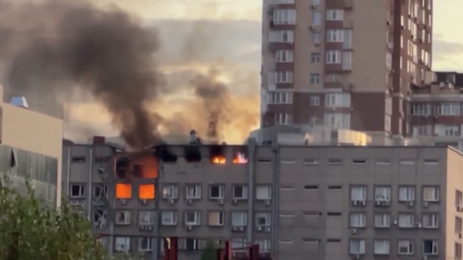 شاهد ما حدث عندما ضربت طائرة بدون طيار روسية مبنى في كييف