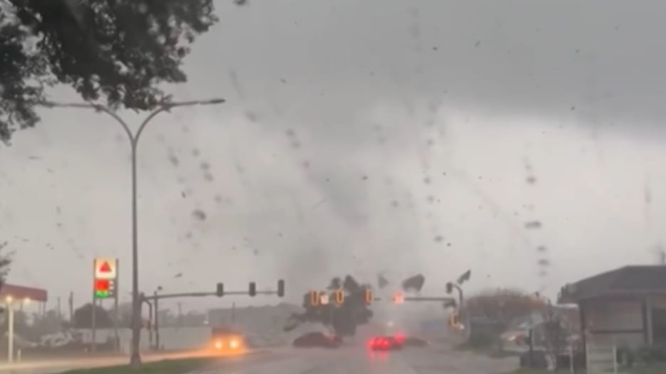 مشهد مخيف.. سائقة تصور لحظة تحرك إعصار هائل في لويزيانا