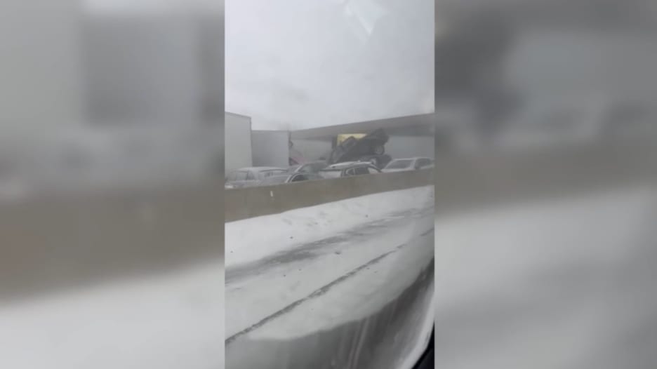 شاهد تصادم عشرات المركبات بسبب الثلوج في أمريكا