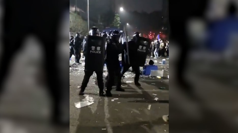 شاهد.. اشتباكات بين عمال والشرطة في الصين بعد "طردهم من العمل"