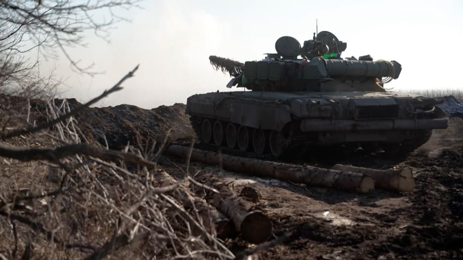 كيف يشغل جنود أوكرانيون دبابات سوفيتية عمرها 40 عامًا لمواجهة الروس؟