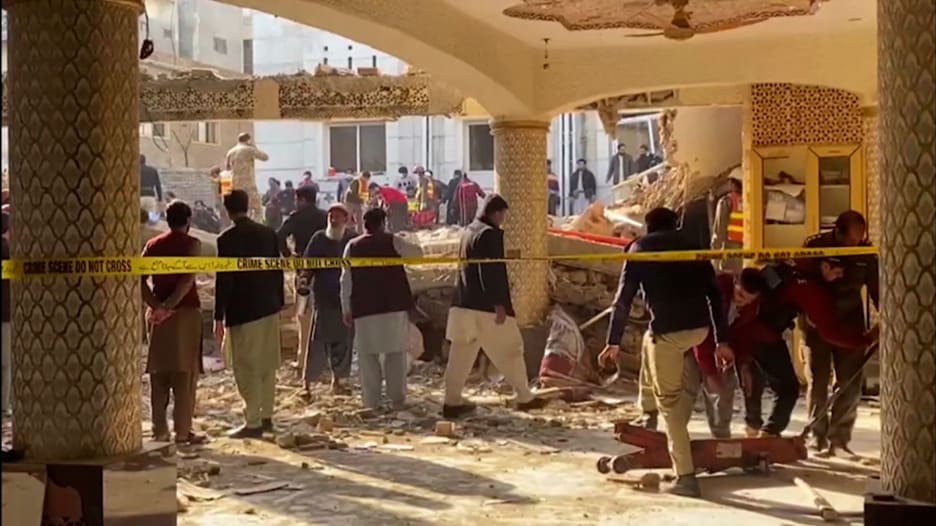 شاهد.. ارتفاع عدد القتلى في تفجير مسجد مدينة بيشاور في باكستان