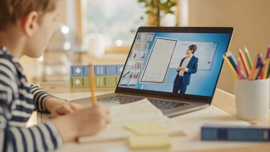 هذه العادة السيئة يمكن أن تؤثر على نمو دماغ طفلك.. طبيبة تشرح