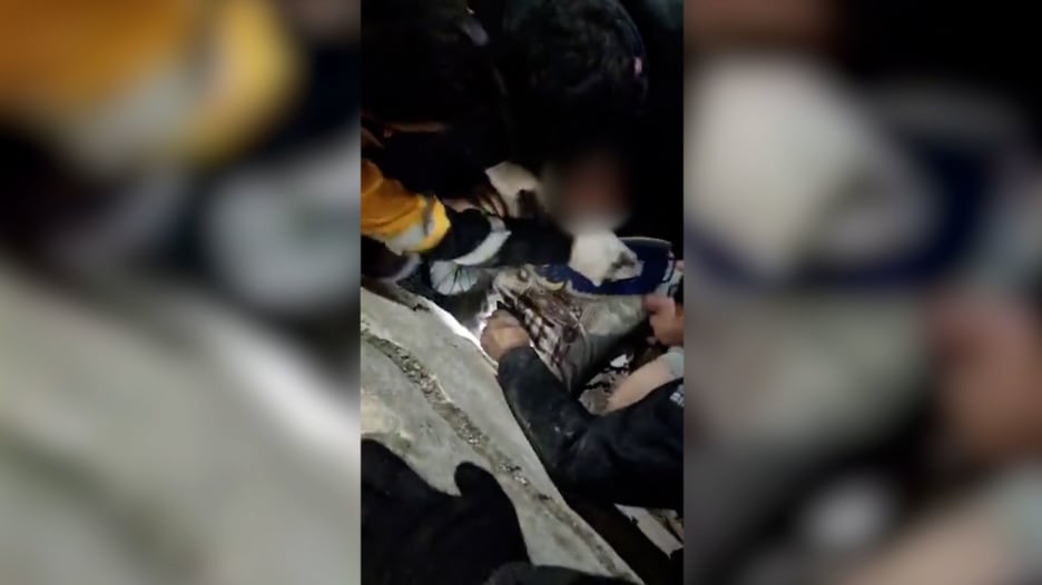 شاهد.. عمليات انتشال متضررين من تحت الأنقاض بتركيا بعد الزلزال المدمر
