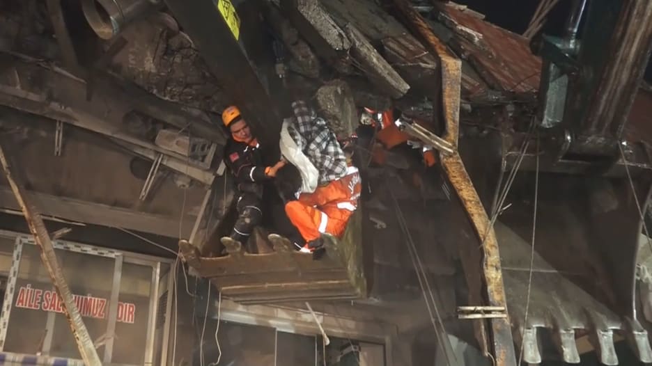 في بث مباشر.. لحظة إنقاذ صبي بعد أكثر من 24 ساعة قضاها تحت أنقاض زلزال تركيا