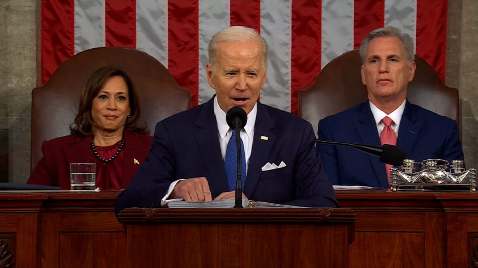 شاهد.. لحظة صراخ أعضاء في الكونغرس على بايدن وهتافهم "كاذب" أثناء خطاب له