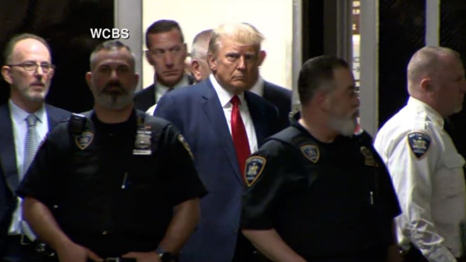 فيديو يُظهر ترامب بعد اعتقاله مباشرة عند دخول باب قاعة المحكمة