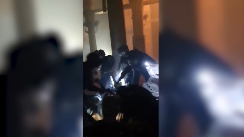 فيديو يُظهر الشرطة الإسرائيلية تعتدي بالضرب على المتظاهرين داخل المسجد الأقصى