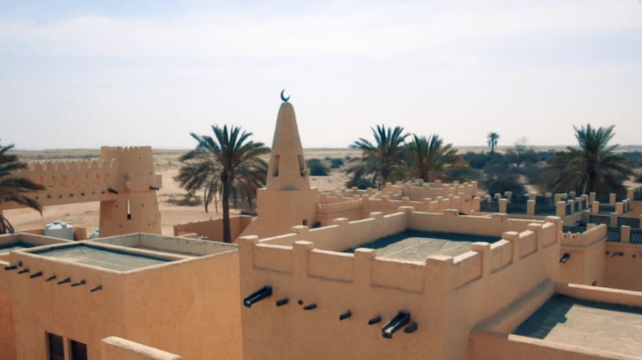 قرية عربية مهجورة وسط الصحراء في قطر.. ما سرها؟