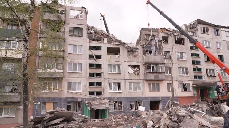 أصبح كومة أنقاض فوق ساكنيه.. شاهد ما حدث لمبنى في أوكرانيا عندما أصابه صاروخ روسي