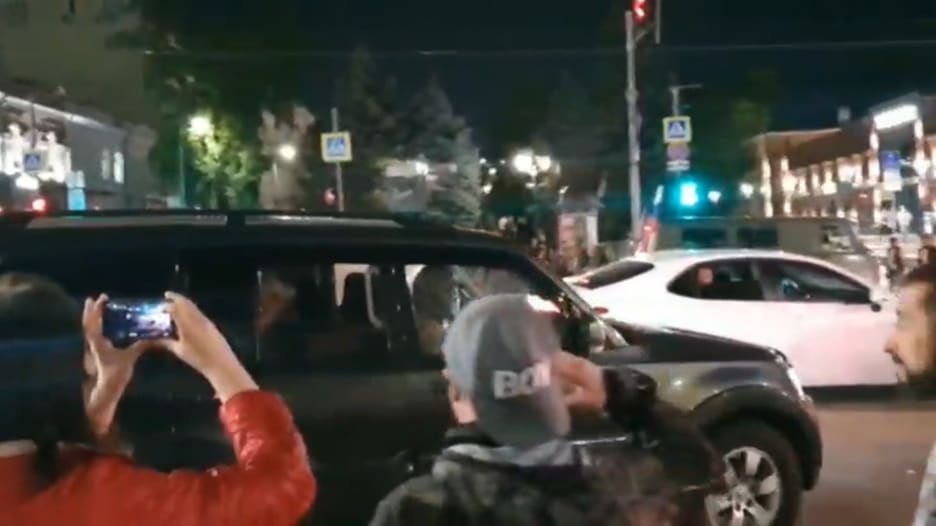 شاهد ما فعله روس لحظة مغادرة مقاتلي فاغنر وزعيمهم مدينة روستوف الروسية