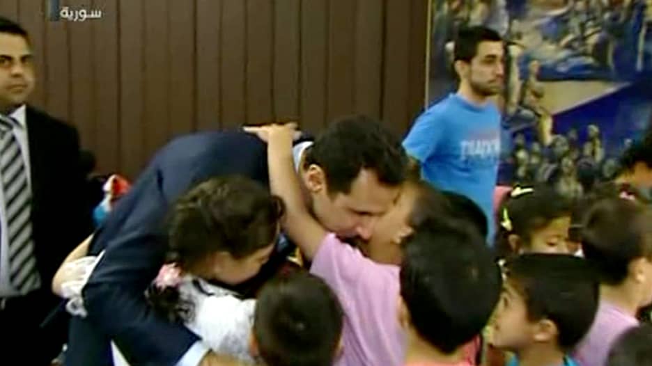 بشار الأسد وزوجته يلتقيان بالأيتام 