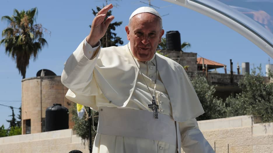 البابا يقبل أيادي الناجين من المحرقة ويقف على جدران السياسة والقداسة