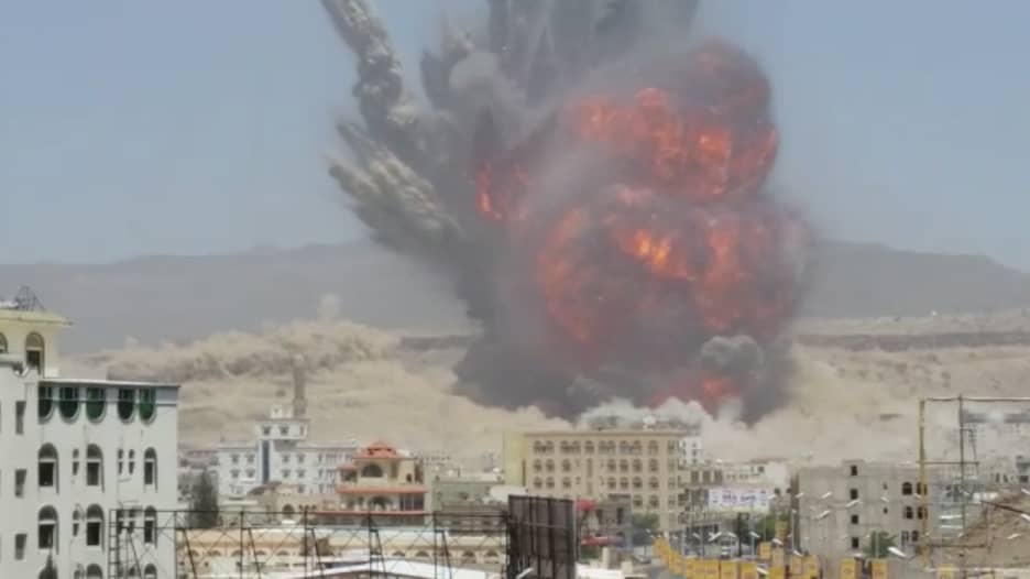 بالفيديو .. أعنف انفجار يهز صنعاء منذ بدء عاصفة الحزم .. والحوثيون: 30 قتيلا و 300 جريح