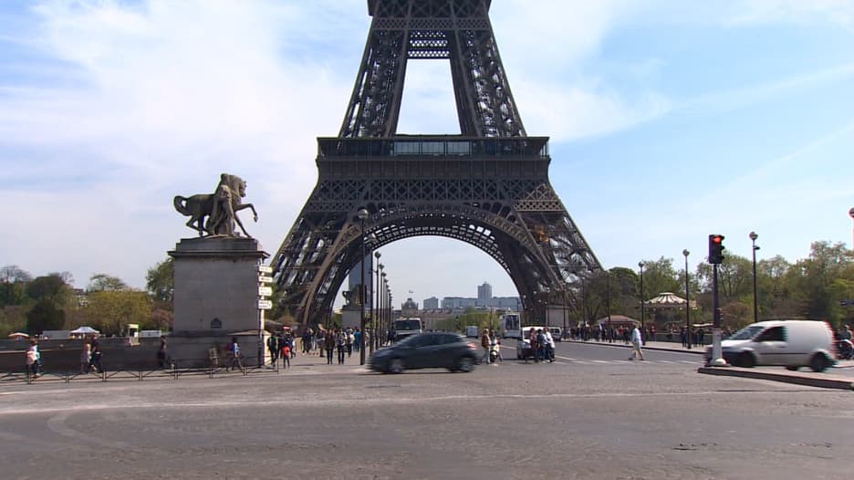 التلوث ينفّر السياح من باريس.. والمدينة تتحرك قبل اختفاء برج ايفل خلف الغبار