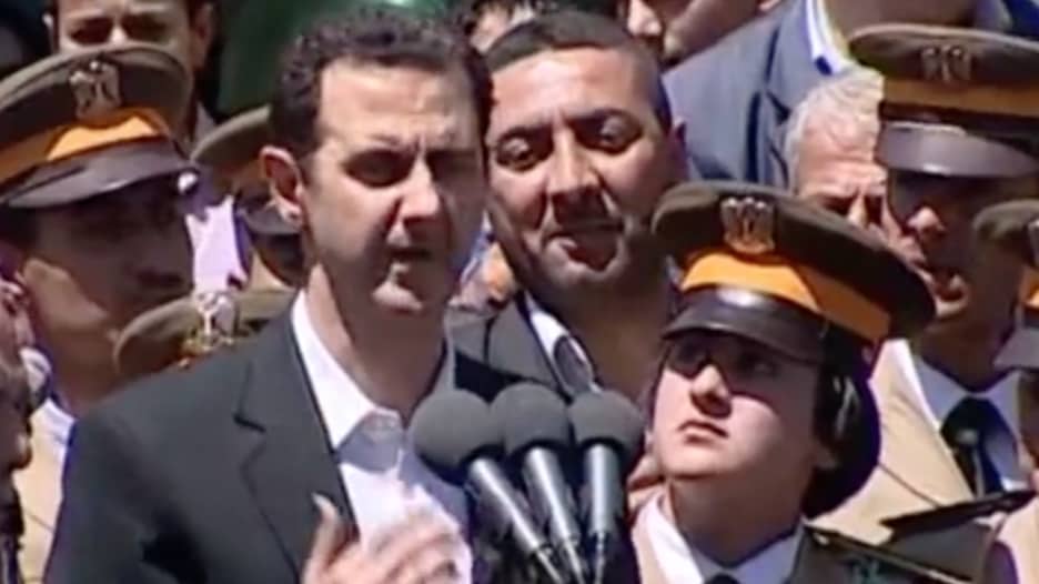 بالفيديو.. أول ظهور علني للأسد منذ سقوط إدلب وجسر الشغور