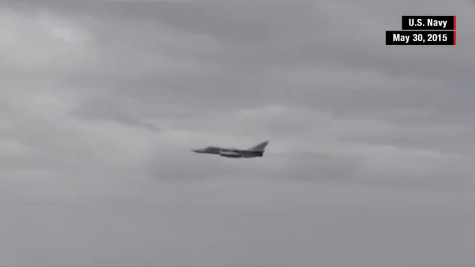 شاهد: طائرة روسية تحلق بالقرب من سفينة تابعة للبحرية الأمريكية