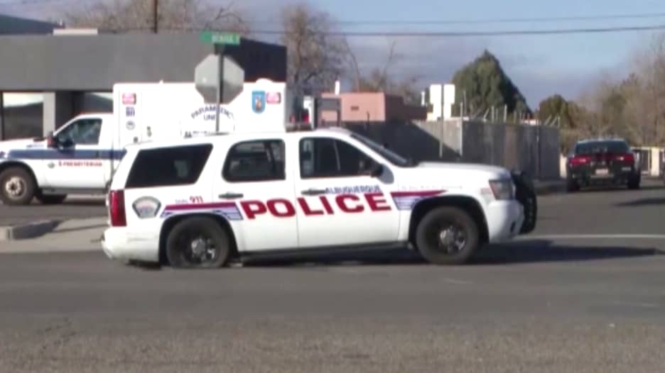 بالفيديو.. امرأة مكبلة اليدين تتمكن من سرقة سيارة الشرطة لـ"المتعة"
