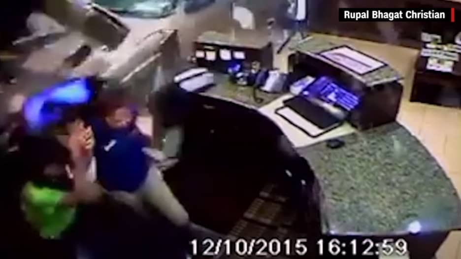 بالفيديو: زبون يحطم جدار فندقٍ بسيارته بعد خلاف حول الفاتورة