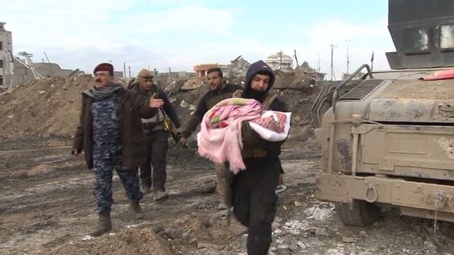 بالفيديو: مشاهد نادرة لكاميرا CNN من داخل الرمادي.. أفخاخ بكل مكان وجنود يتسابقون لإنقاذ العائلات