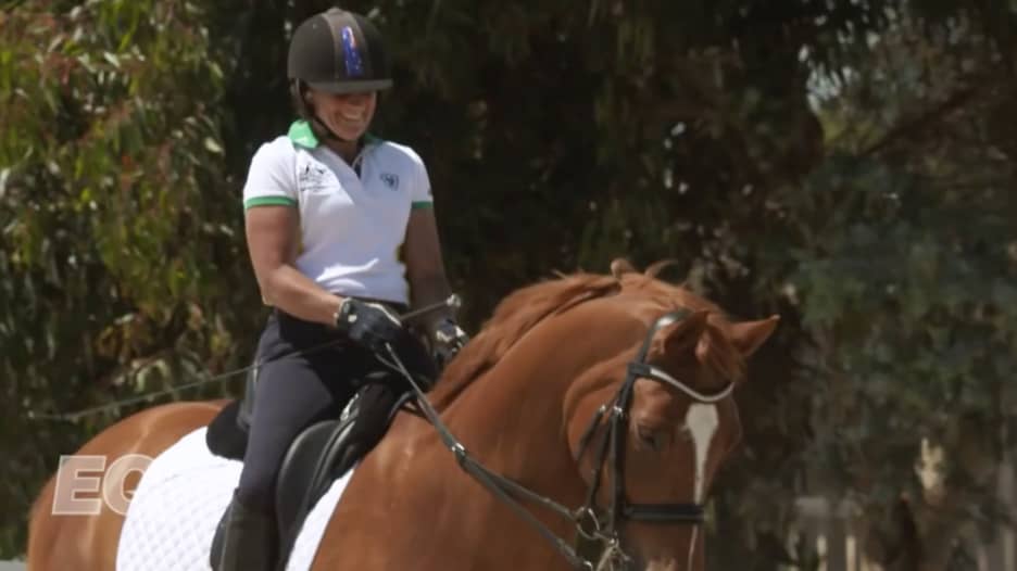 بالفيديو: جوان فورموسا تتخطى تحدياتها الجسدية وتتوج بميدالية ذهبية في مسابقات لندن للفروسية