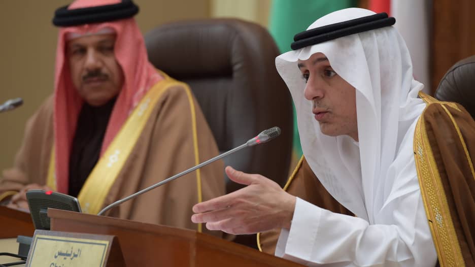عادل الجبير يرفض "نظريات المؤامرة" حول أسعار النفط: السعودية لا تقبل خفض الإنتاج لرفع الأسعار