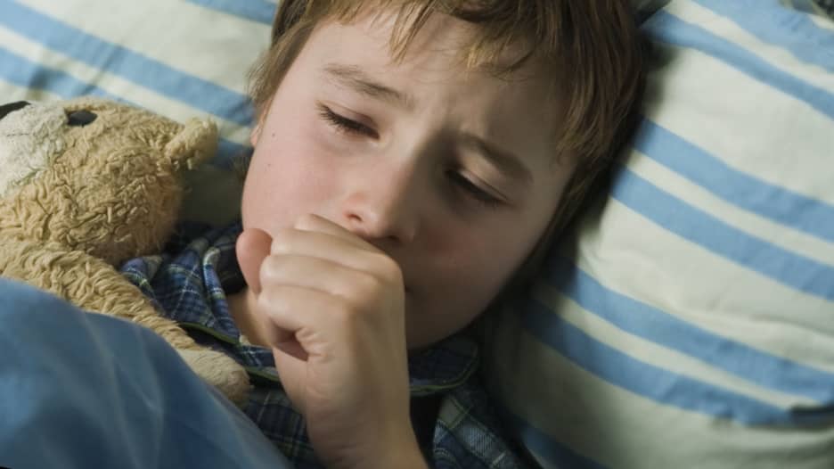 الأطفال الأصحاء قد يموتون بسبب الزكام.. كيف تعرف أن مرض ابنك ليس قاتلاً؟