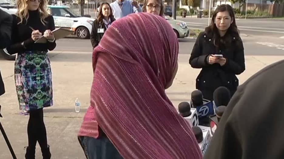 بالفيديو.. طالبة مسلمة في أمريكا تتعرض للاعتداء بسبب حجابها: الإرهاب لا يمثلني