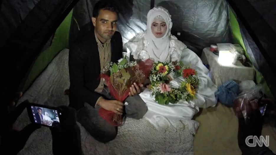 شاهد.. زفاف عروسين سوريين في مخيم للاجئين باليونان