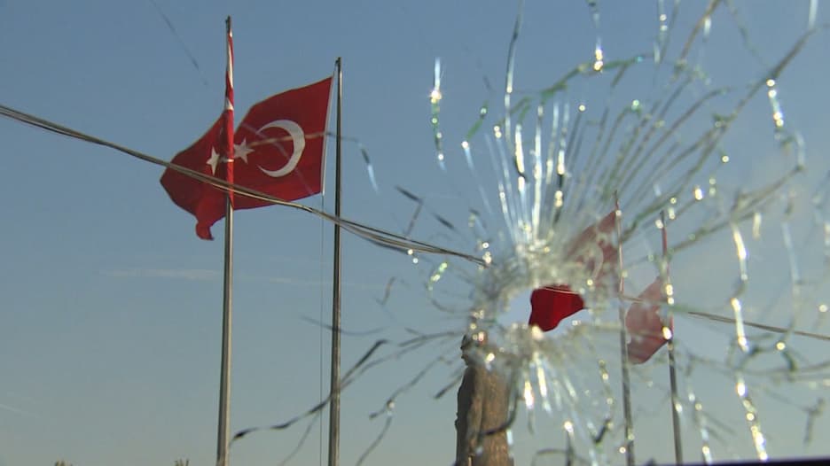 بالفيديو: عدسة CNN تنقل آثار محاولة الانقلاب في تركيا.. في بحث عن سبب فشله