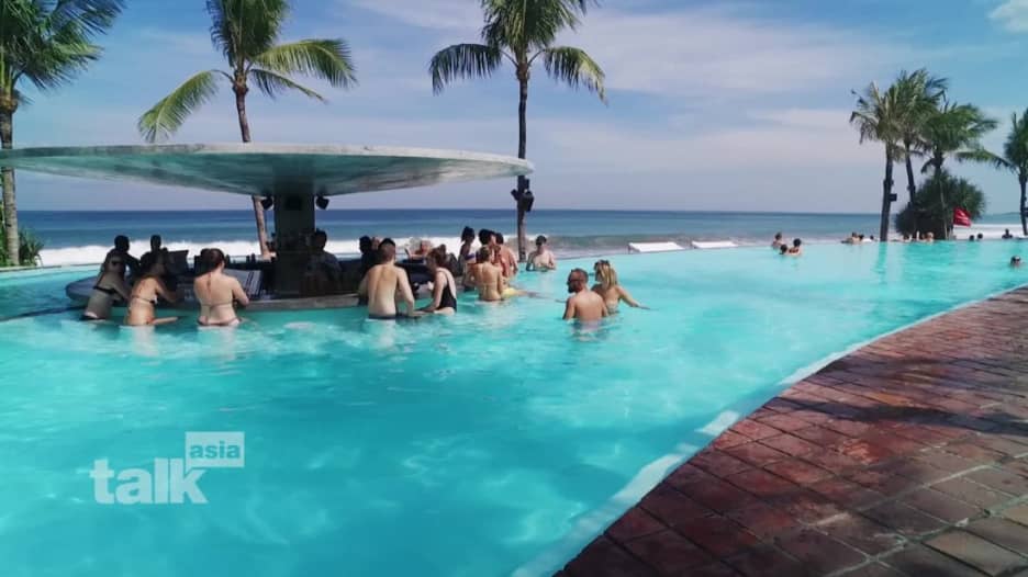 ترغب بزيارة جزيرة بالي؟ هذا الفندق سيعطيك تجربة إندونيسية متميزة