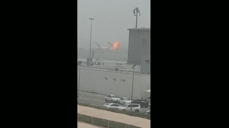 شاهد.. لحظة نشوب الحريق في طائرة تابعة لطيران الإمارات في مطار دبي