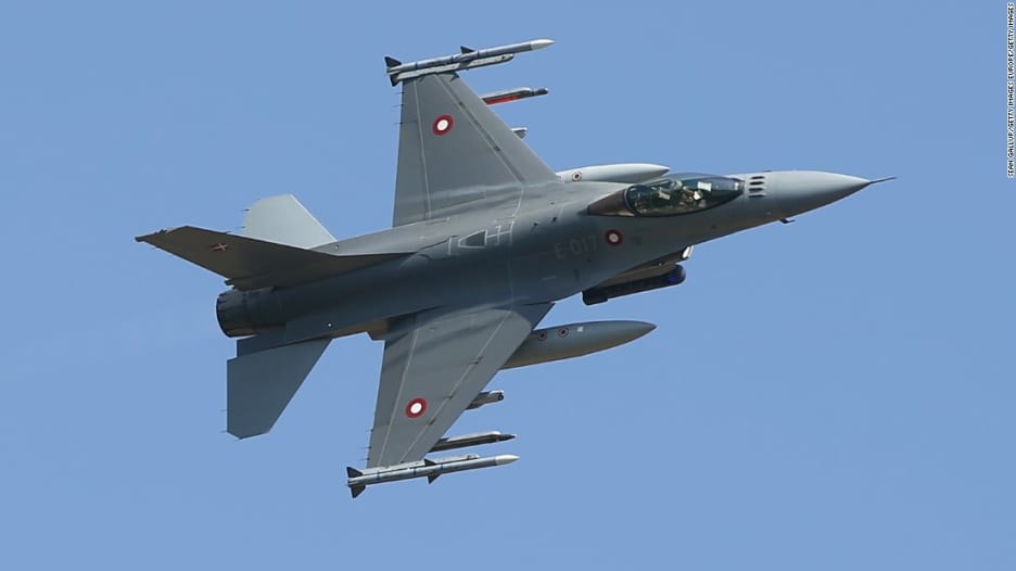 مقاتلة F-16 تنقذ طيارها بعد فقدان وعيه بالجو