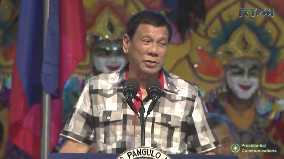 رئيس الفلبين يعتذر عن تشبيه نفسه بهتلر