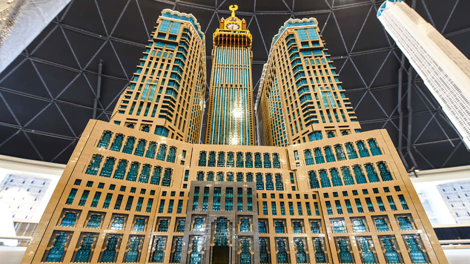 كم قطعة من الليغو تحتاج لبناء برج ساعة مكة الملكي وبرج خليفة؟