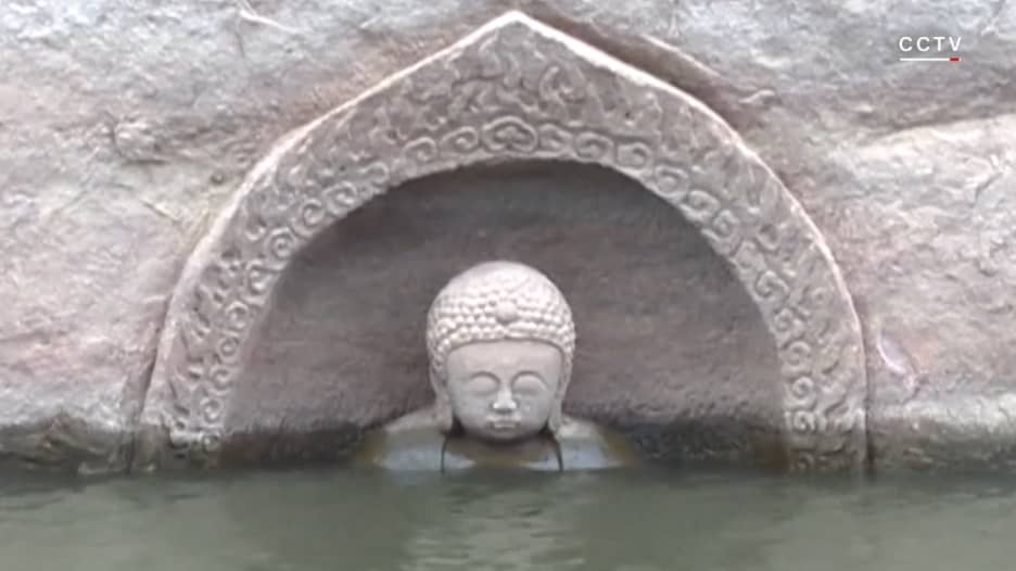 ظهور غير متوقع.. تمثال أثري لبوذا منذ 600 عام يخرج من تحت الماء