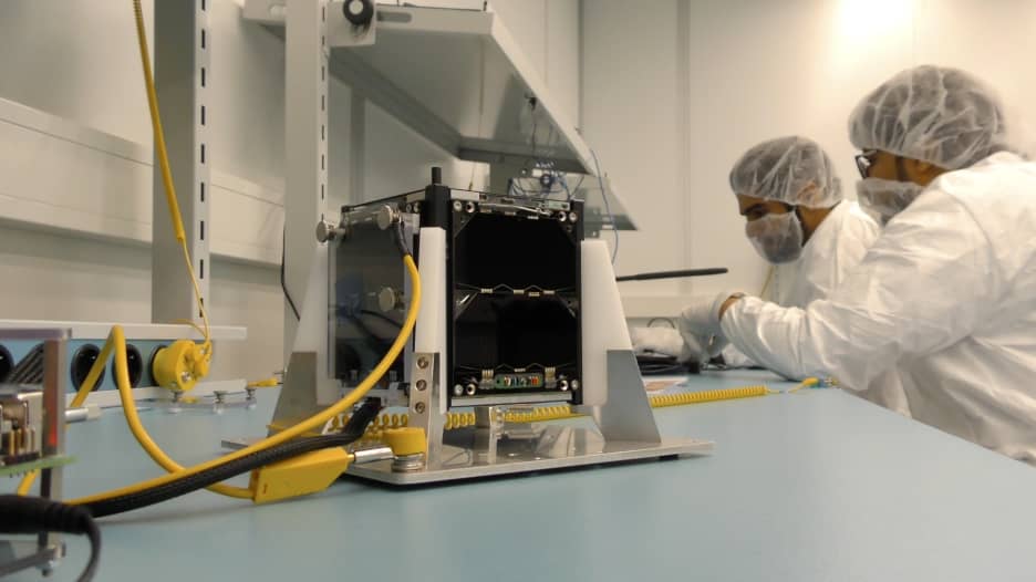 الإمارات تطلق أول قمر صناعي نانومتري باللغة العربية