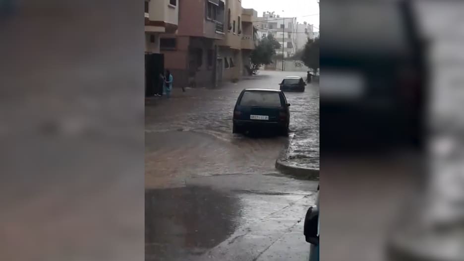 شاهد.. أمطار غزيرة في سلا المغربية تحول شوارعها إلى برك