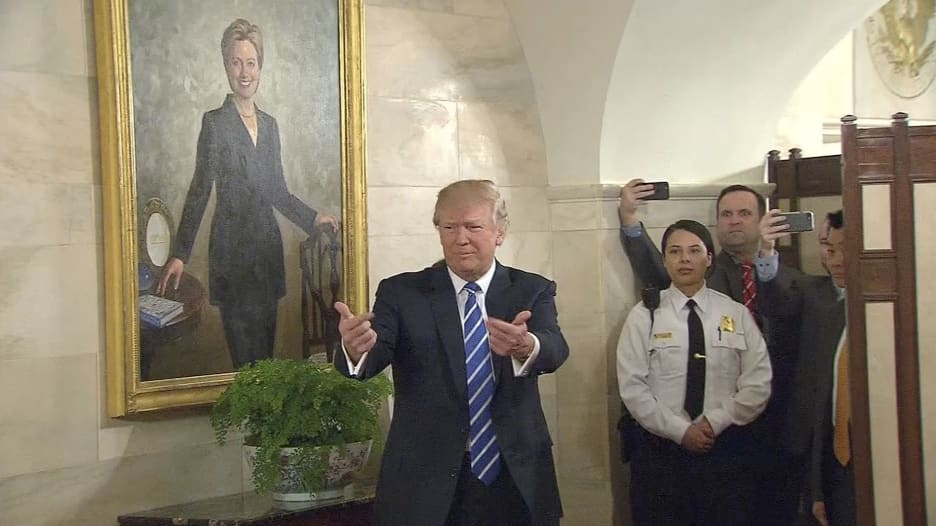 لوحة لهيلاري كلينتون تطارد ترامب داخل البيت الأبيض