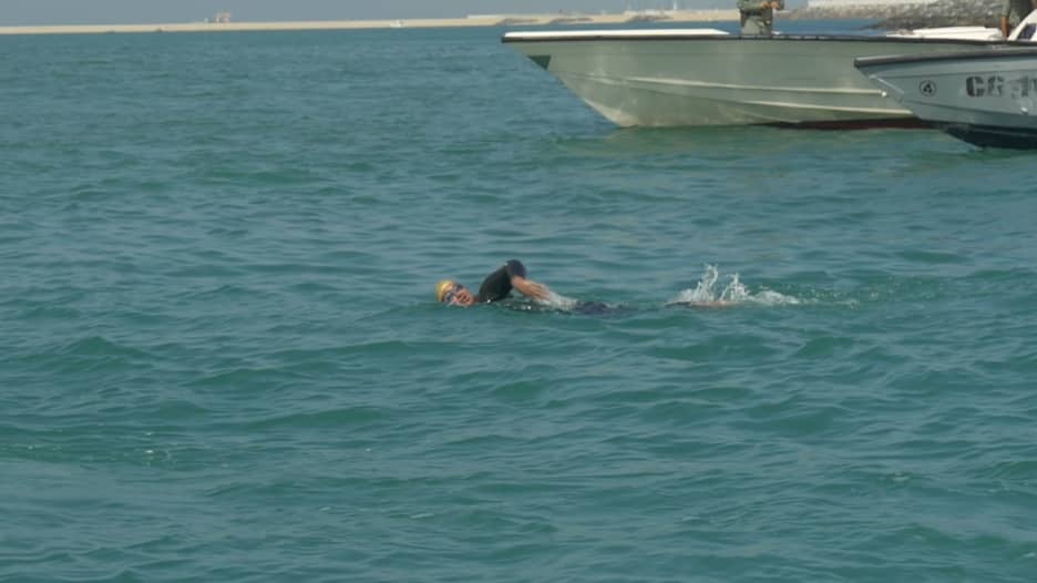 إنجاز لشابة سعودية.. 9 ساعات سباحة ورقم قياسي في دبي لأجل اللاجئين السوريين