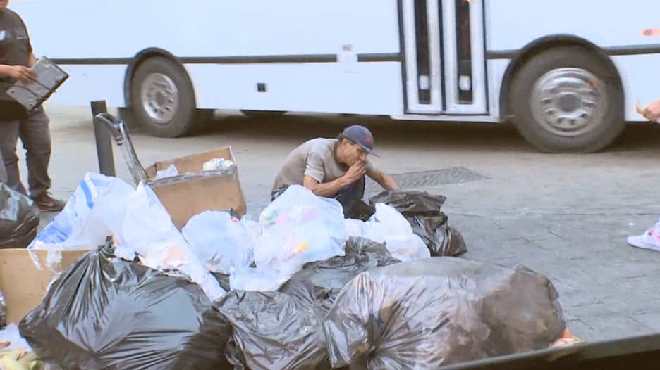 فنزويلا.. أغنى من السعودية بالنفط وشعبها يأكل من حاويات القمامة