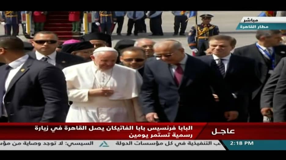 بابا الفاتيكان يصل مصر في أول زيارة رسمية له