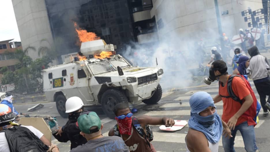 شاهد.. مركبة عسكرية فنزويلية تدهس متظاهرين