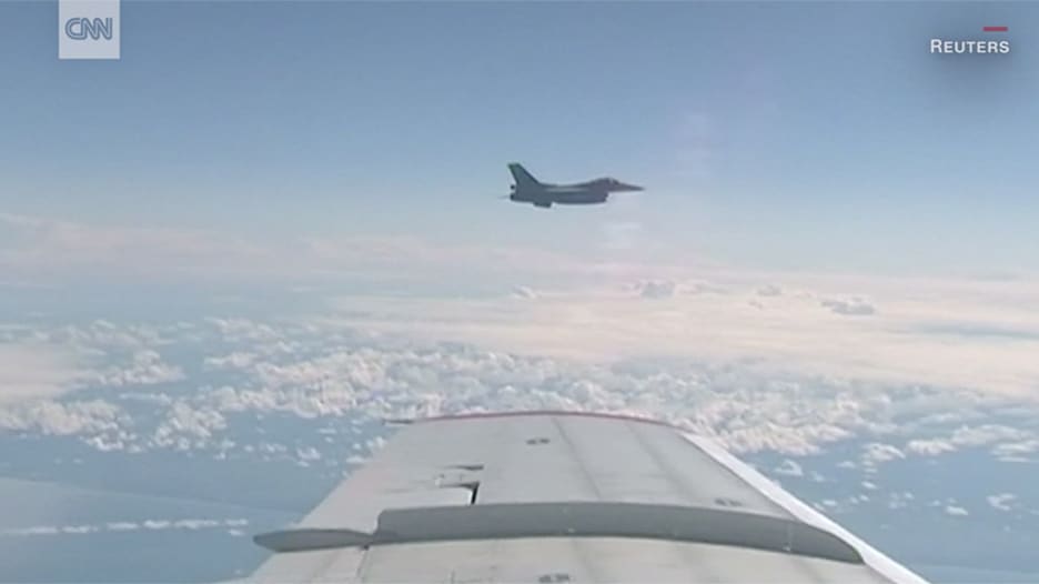 بالفيديو: مقاتلة للناتو تعترض طائرة وزير الدفاع روسي.. و"سوخوي 27" تتدخل!