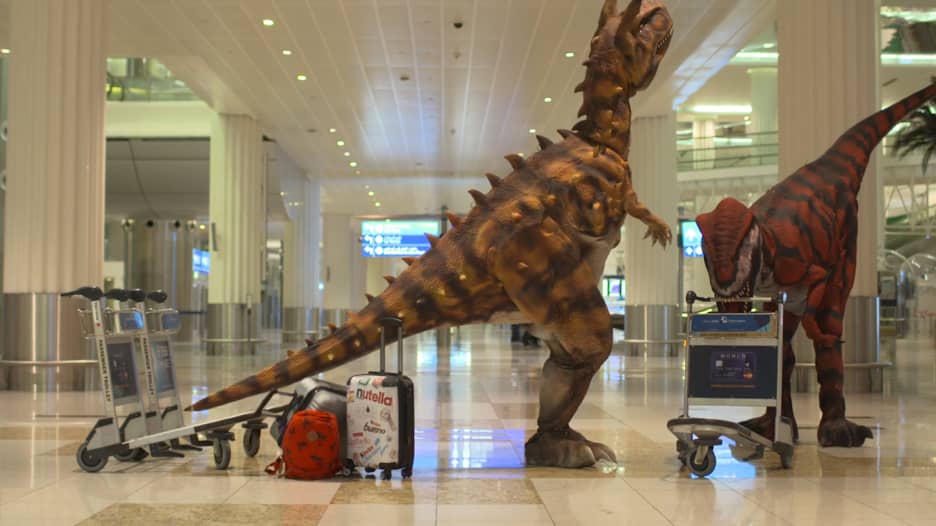 شاهد.. ديناصورات "تطارد" القادمين في مطار دبي الدولي