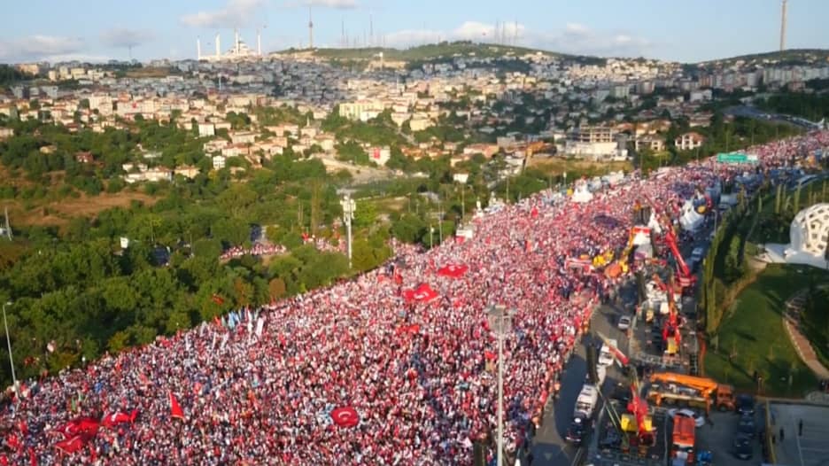 آلاف الأتراك يشاركون في إحياء الذكرى الأولى لمحاولة الانقلاب العسكري