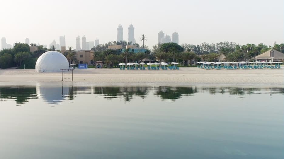 على شاطئ دبي في فصل الصيف.. درجات الحرارة تصل إلى 9 درجات مئوية!