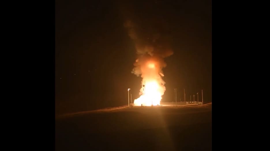 شاهد.. الجيش الأمريكي يختبر صاروخا عابرا للقارات بعد تجربة كوريا الشمالية