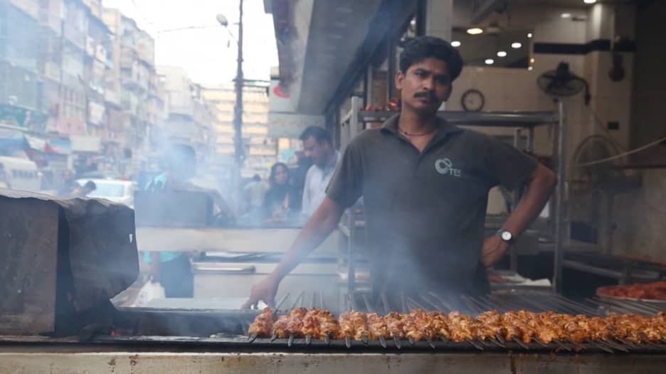 جولة في أحد أشهر شوارع كراتشي الخاص بالأطعمة